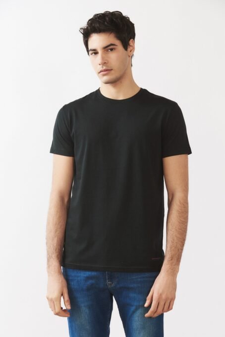 Remera manga corta confeccionada en jersey Pima peruano 100% algodon. Estampa de marca en ruedo. Lavado suavizado