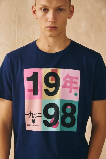 Remera manga corta confeccionada en Jersey premium, 100% algodon con cuello de ribb. Estampa en el frente. Lavado suavizado . Calce Regular.