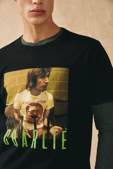 Remera manga corta confeccionada en Jersey premium, 100% algodon con cuello de ribb. Estampa en el frente. Lavado suavizado . Calce Regular.