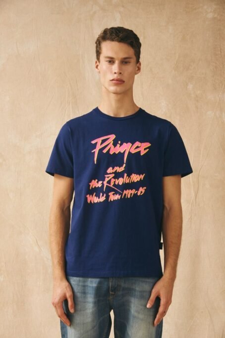 Remera manga corta confeccionada en Jersey premium, 100% algodon con cuello de ribb. Estampa en el frente. Lavado suavizado . Calce Regular.
