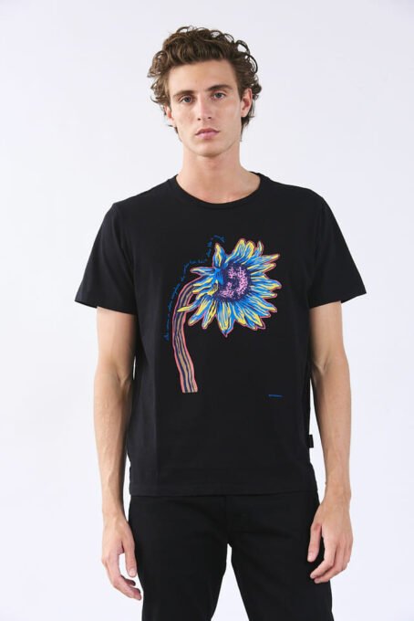 Remera con calce regular manga corta, con cuello redondo y estampa en el frente. Composición: jersey 100% algodón premium. Hecho en Argentina.