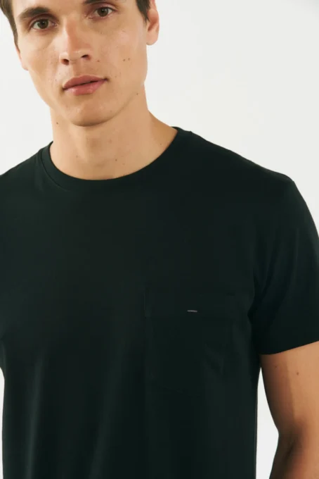 Remera manga corta confeccionada en jersey Pima peruano 100% algodon. Estampa de marca en ruedo. Lavado suavizado