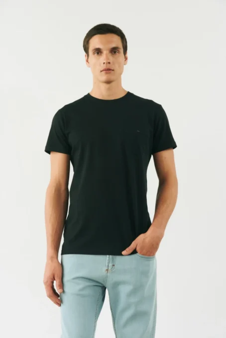 Remera manga corta confeccionada en jersey Pima peruano 100% algodon. Estampa de marca en ruedo. Lavado suavizado