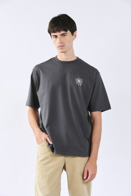 Remera con calce oversize manga corta, con cuello redondo y estampa en frente y espalda. Composición: 100% algodón premium. Hecho en Argentina.