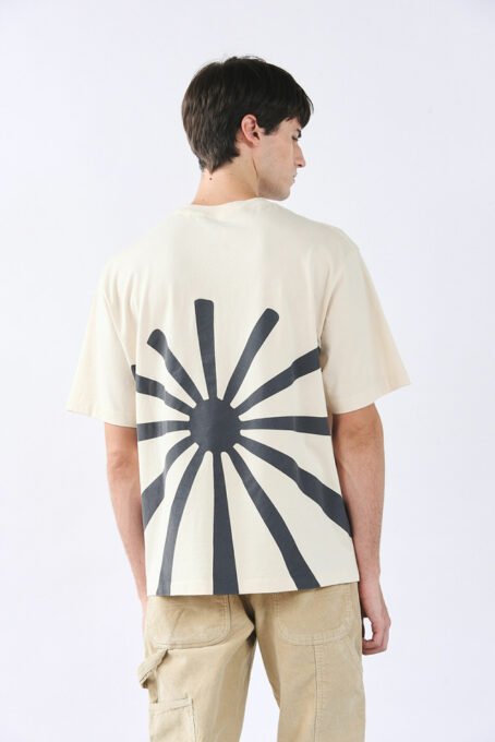 Remera con calce oversize manga corta, con cuello redondo y estampa en frente y espalda. Composición: 100% algodón premium. Hecho en Argentina.