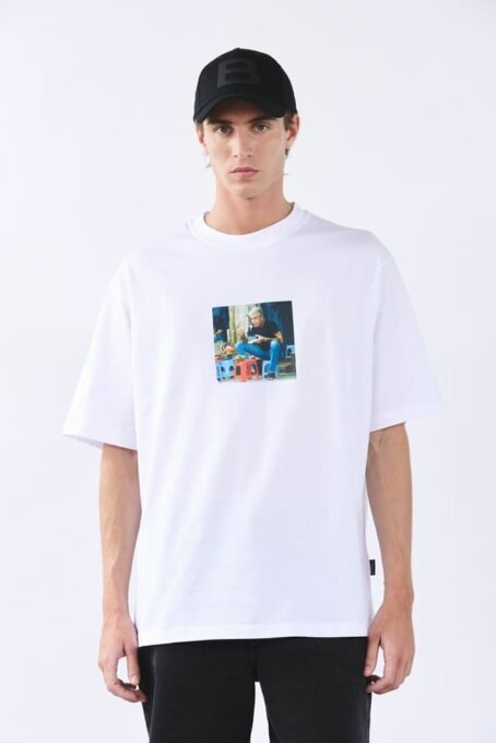 Remera con calce oversize manga corta, con cuello redondo y estampa en el frente. Composición: 100% algodón premium. Hecho en Argentina.