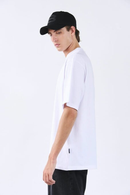Remera con calce oversize manga corta, con cuello redondo y estampa en el frente. Composición: 100% algodón premium. Hecho en Argentina.