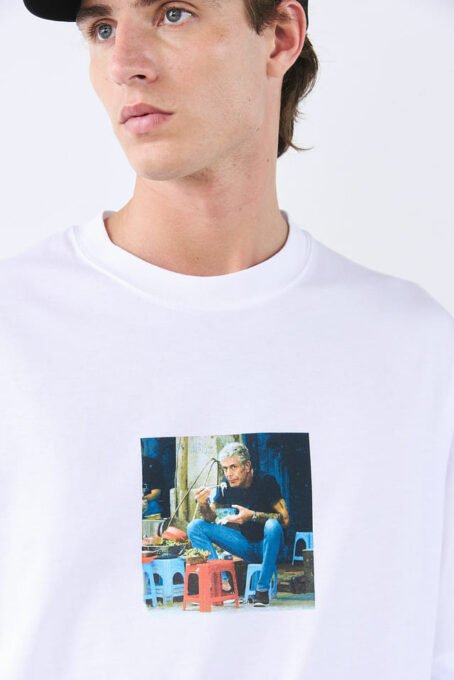 Remera con calce oversize manga corta, con cuello redondo y estampa en el frente. Composición: 100% algodón premium. Hecho en Argentina.