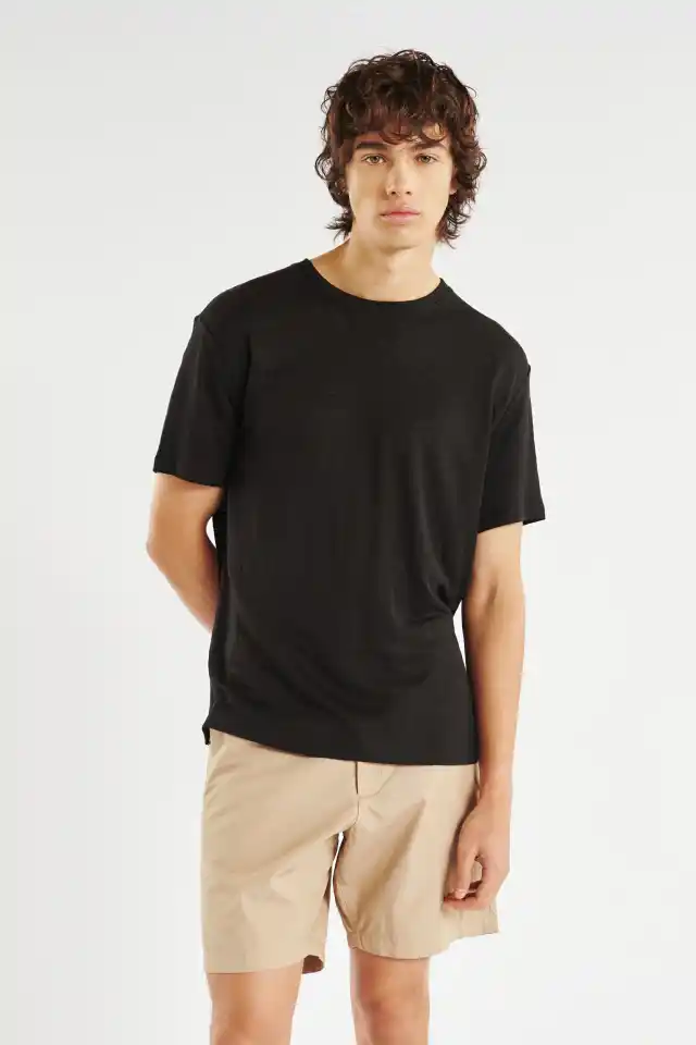 Remera manga corta de calce regular confeccionada en Lino 100%. Con cuello de ribb, costura lateral en cadena y tajos. Composición: 100% lino. Hecho en China.