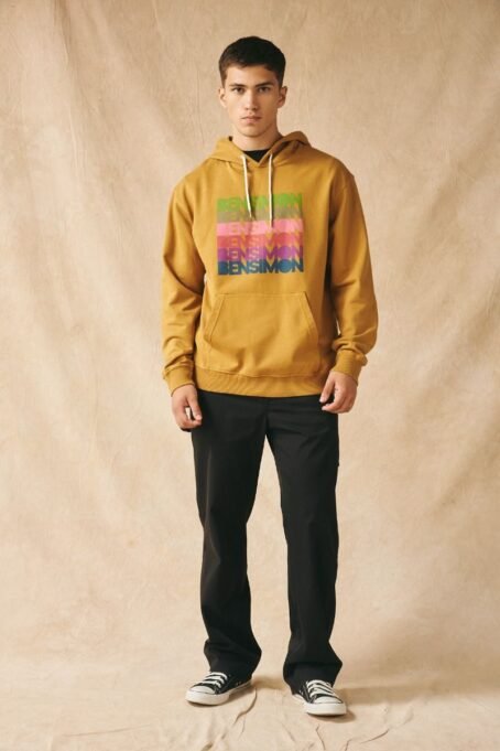 Hoodie Estampado en el frente de rustico 100% algodon. Lavado suavizado. Calce regular.