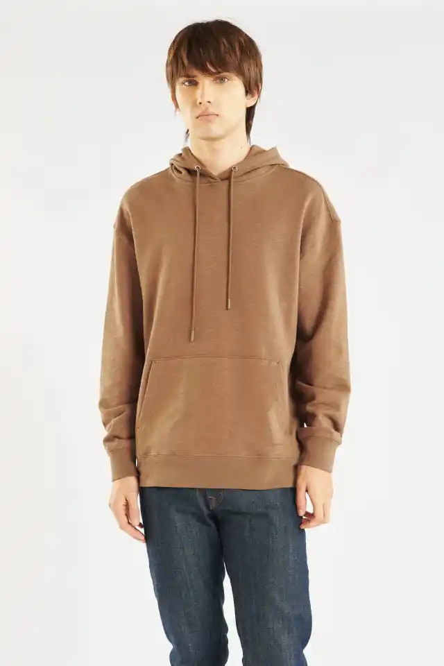 Hoodie con calce loose y bolsillo canguro. Cordón al tono, puños y cintura de rib. Composición: rústico flame 100% algodón. Hecho en China.