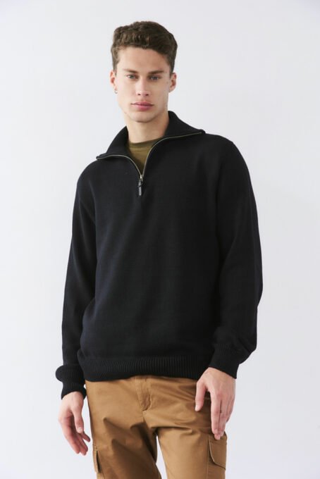 Sweater cuello alto volcado con detalle en centro espalda. Medio cierre niquel con tira cierre negro. Manga pegada menguada. galga 7 (peso medio). Composición 100% algodón. Hecho en Argentina.