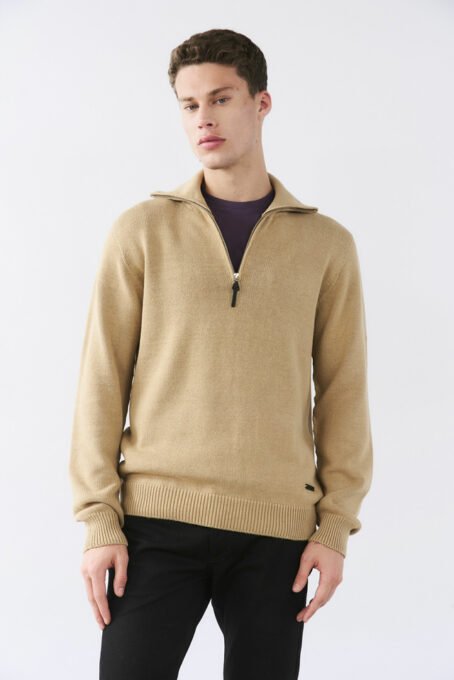 Sweater cuello alto volcado con detalle en centro espalda. Medio cierre niquel con tira cierre negro. Manga pegada menguada. galga 7 (peso medio). Composición 100% algodón. Hecho en Argentina.
