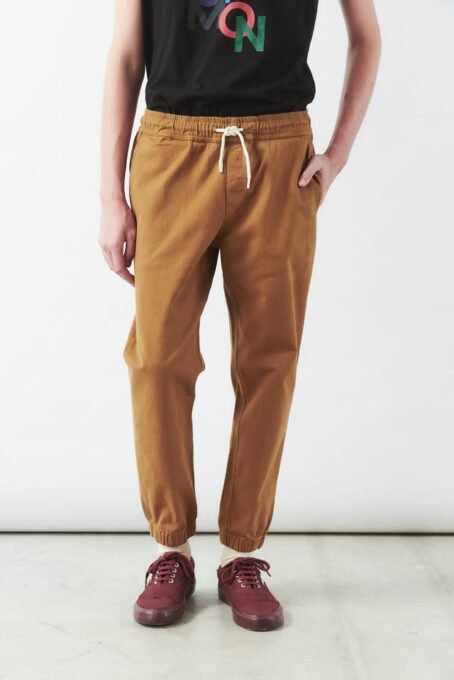 Pantalón con cintura con elástico embutido y cordón. Puños con elástico. Botones marmolados. Composición: Gabardina 98% algodón 2% elastano. Hecho en Argentina.