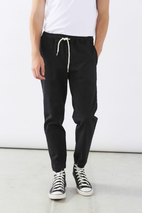 Pantalón con cintura con elástico embutido y cordón. Puños con elástico. Botones marmolados. Composición: Gabardina 98% algodón 2% elastano. Hecho en Argentina.