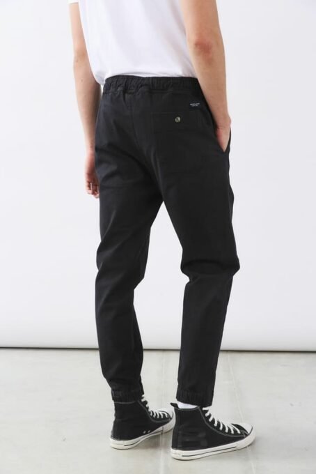 Pantalón con cintura con elástico embutido y cordón. Puños con elástico. Botones marmolados. Composición: Gabardina 98% algodón 2% elastano. Hecho en Argentina.