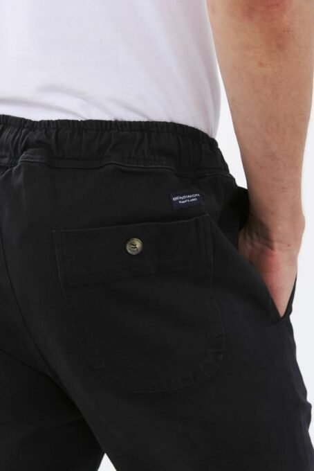 Pantalón con cintura con elástico embutido y cordón. Puños con elástico. Botones marmolados. Composición: Gabardina 98% algodón 2% elastano. Hecho en Argentina.