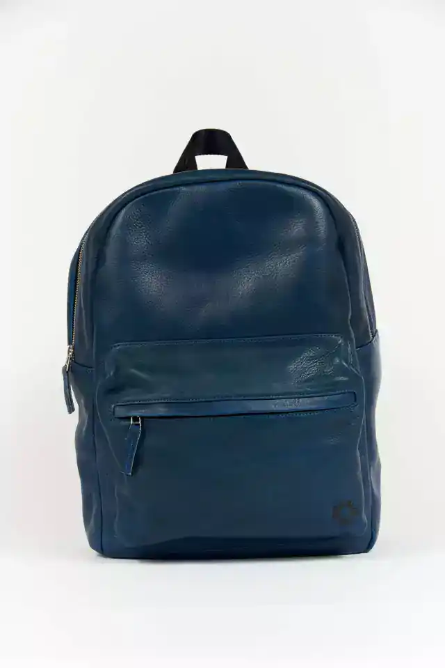 Mochila de cuero vacuno con grabado de marca y cierre de apertura de niquel y cuenta con un bolsillo externo con cierre. Compisición: 100% Cuero Vacuno. Medidas: 39cm de alto, 37cm de ancho y 11 cm de profundidad. Hecho en Argentina.