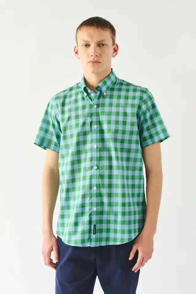 33179_44 Camisa de tela liviana de calce regular manga corta con cuello boton down. Etiqueta bordada en carterón. Composición: 100% algodón. Hecho en Argentina.