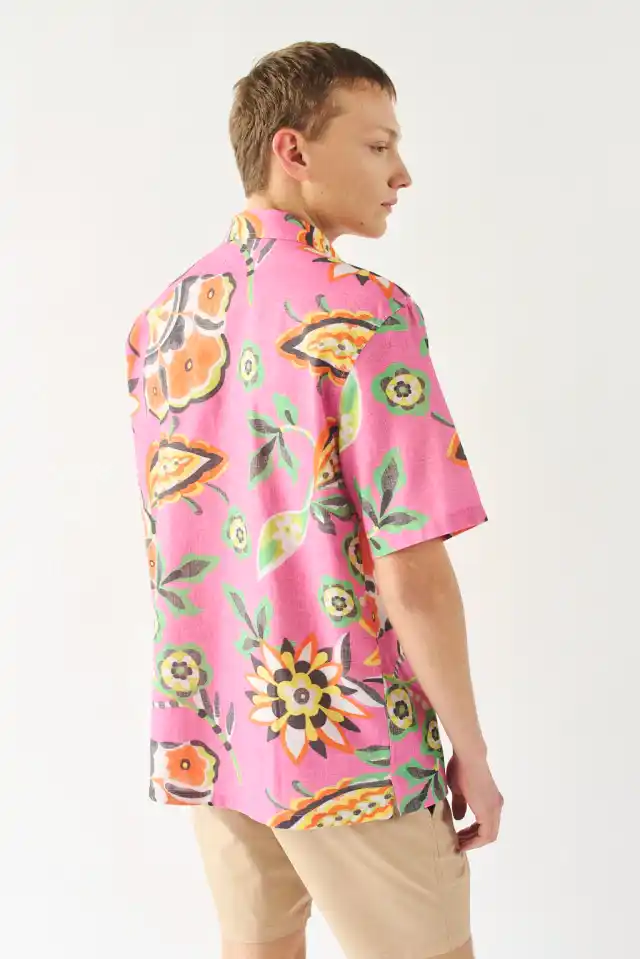 Camisa estampada de calce regular manga corta con cuello italiano. Etiqueta bordada en carterón. Composición: 100% aldogón. Hecho en Argentina.