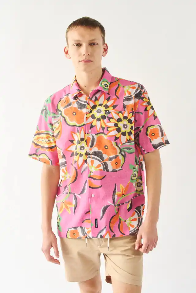 Camisa estampada de calce regular manga corta con cuello italiano. Etiqueta bordada en carterón. Composición: 100% aldogón. Hecho en Argentina.