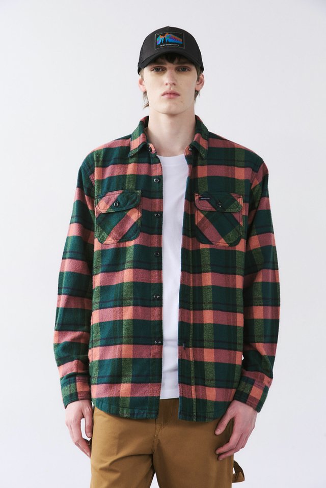 Camisaco . Cuello americano. Abrigado Liviano .Botones de acrílico con hojala para cerrar al frente y en puños. Botón delantero superior derecho con boton para cerrar. 4 bolsillos en el frente. Calce Relax. Composición: 100% Algodón Hecho en Argentina.