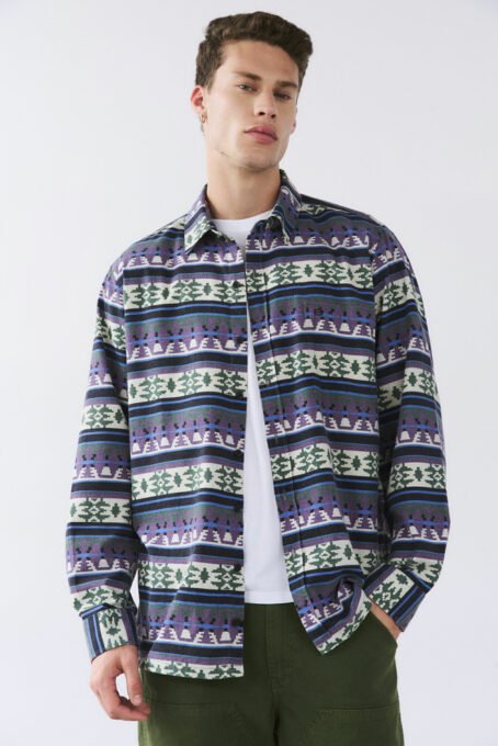 Camisa de corte relajado. Manga larga. Dos bolsillos en frente. Bordado en bolsillo. Botones oscuros. Tela viyela liviana estampada fantasía. Composición 100% algodón. Industria Argentina.