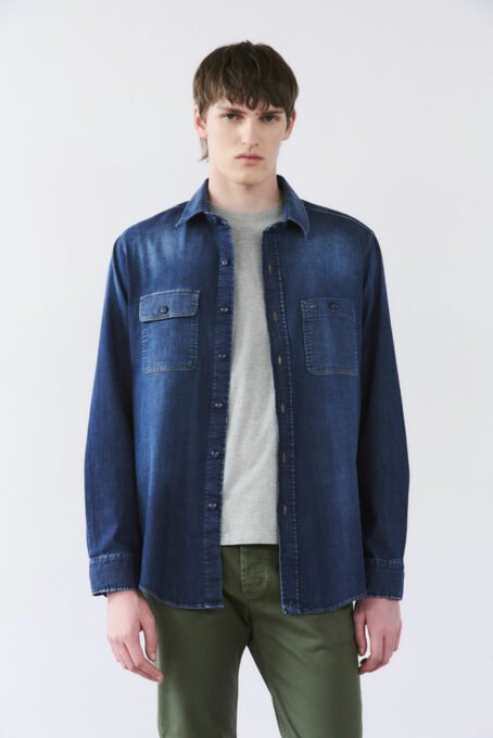 Camisa de Jean manga larga con cierre de botones en puño y delantero. Denim lavado con enzimas .Tejido de algodón. Composición: 100% Algodón. Hecho en Argentina.