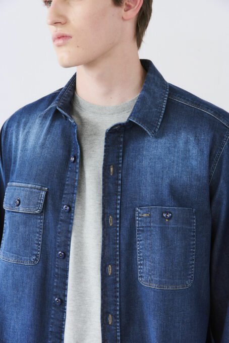 Camisa de Jean manga larga con cierre de botones en puño y delantero. Denim lavado con enzimas .Tejido de algodón. Composición: 100% Algodón. Hecho en Argentina.