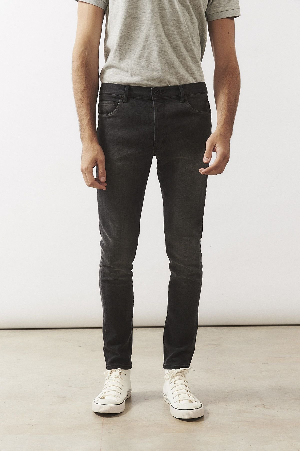 Jean Skinny de tiro bajo, negro con lavado. Botones en cartera, y B en el bolsillo trasero derecho. COMPOSICIÓN: 98% ALGODÓN 2% ELASTANO