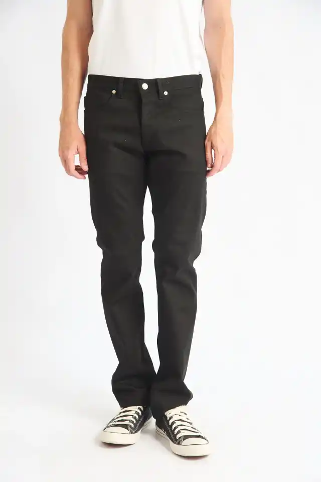 Pantalón construcción jean cinco bolsillos de calce standar . Botón metálico para cerrar en cintura. Confeccionado en Denim premium importado. Proceso de Lavado. Composición 100% algodón . Hecho en Argentina.