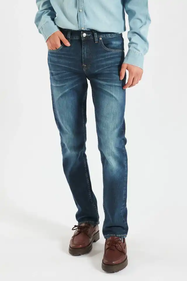 Jean classic fit /recto con cierre en cartera y B en el bolsillo trasero derecho. Confort. Composición: 98% Algodón 2% Elastano. Hecho en Argentina.