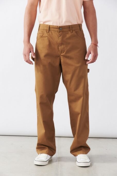 Pantalón corte carpintero. Cartera con cierre y botón en delantero, pasacintos en todo el contorno de cintura. Composición:100% Algodón - Color Gabardina. Industria Argentina.
