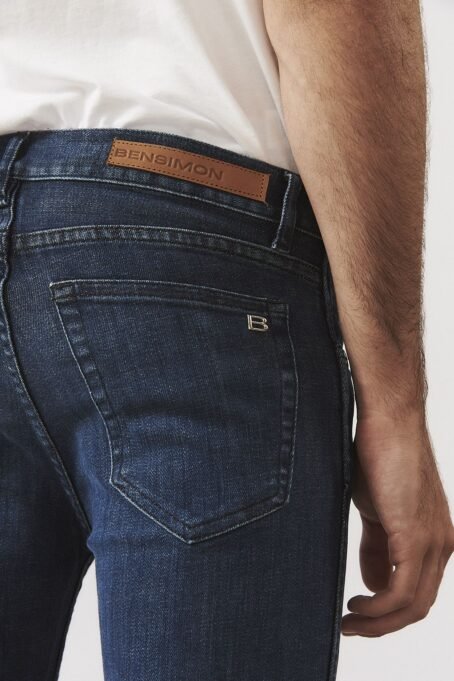 Jean skinny corto. Lavado oscuro y cierre en cartera. Detalle de B en el bolsillo trasero derecho. COMPOSICIÓN: 94% ALGODÓN 5% POLIESTER Y 1% ELASTANO