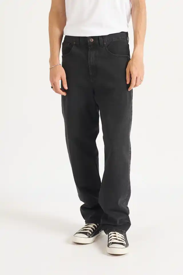 Pantalón construcción jean cinco bolsillos de corte relajado. Cierre en cartera y botón metálico en cintura. Confeccionado en Denim premium importado. Color lavado: black. Composición 100% algodón. Hecho en Argentina.