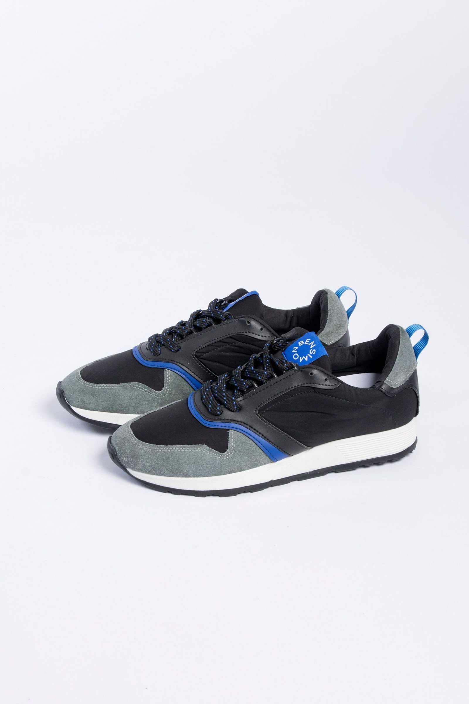 ZAPATILLA ESTILO SNEAKER COMBINADA CON CUERO 100% VACUNO Y TELA 100% POLIESTER. SUELA 100% TR.
