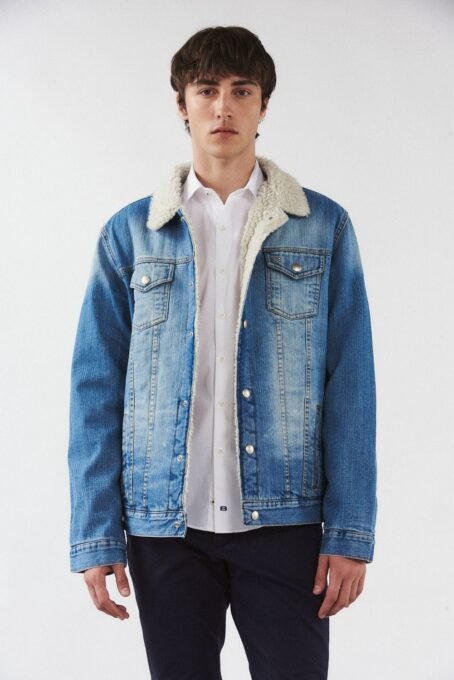 Campera de jean con calce slim con forrería de corderito. Composición: 98% algodón 2% spandex. Hecho en Argentina.