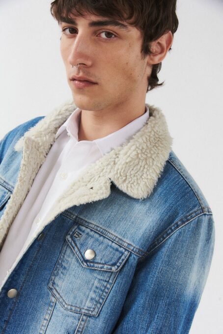 Campera de jean con calce slim con forrería de corderito. Composición: 98% algodón 2% spandex. Hecho en Argentina.