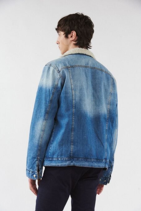 Campera de jean con calce slim con forrería de corderito. Composición: 98% algodón 2% spandex. Hecho en Argentina.
