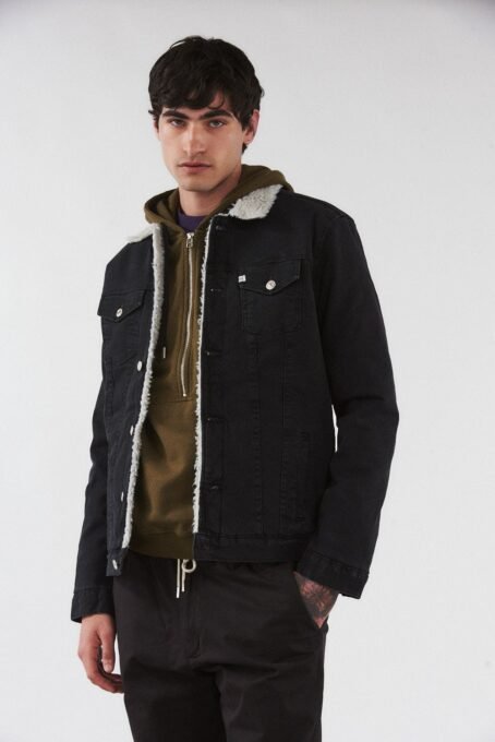 Campera de jean con calce slim con corderito en interno. Composición: 98% algodón 2% spandex. Hecho en Argentina.