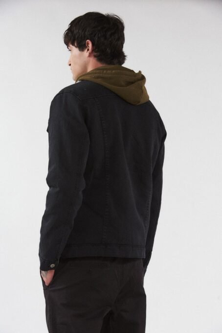 Campera de jean con calce slim con corderito en interno. Composición: 98% algodón 2% spandex. Hecho en Argentina.