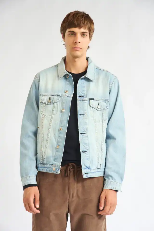 Campera de jean clasica con calce regular. Composicion: 100% algodón. Hecho en Argentina.