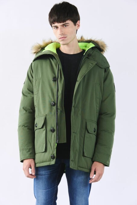 Campera parka calce relax con capucha desmontable con ribete de piel sintética . Cierre metálico escondido con botones de niquel. Dos bolsillos plaque con tapa y botón Composición : 100% poliester. Hecho en China.