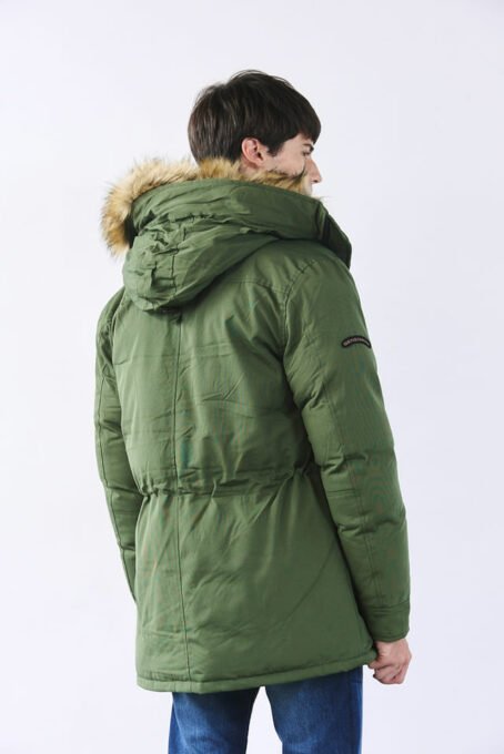 Campera parka calce relax con capucha desmontable con ribete de piel sintética . Cierre metálico escondido con botones de niquel. Dos bolsillos plaque con tapa y botón Composición : 100% poliester. Hecho en China.