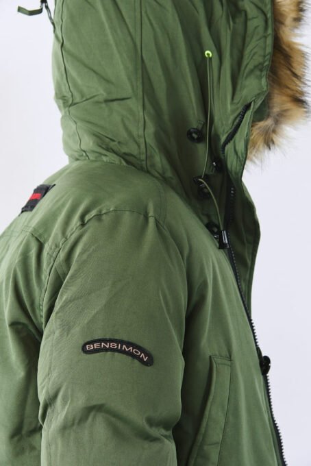 Campera parka calce relax con capucha desmontable con ribete de piel sintética . Cierre metálico escondido con botones de niquel. Dos bolsillos plaque con tapa y botón Composición : 100% poliester. Hecho en China.
