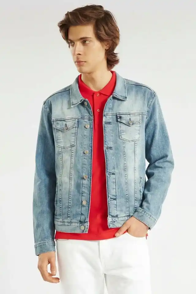 Campera de jean con calce slim. Composición: 98% algodón 2% spandex Hecho en Argentina.