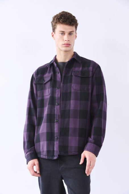 Camisaco. Cuello americano. Botones con hojala para cerrar al frente. Botón delantero superior derecho con boton para cerrar. Calce Relax. Composición: 100% Algodón. Hecho en Argentina.
