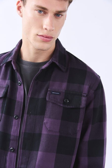 Camisaco. Cuello americano. Botones con hojala para cerrar al frente. Botón delantero superior derecho con boton para cerrar. Calce Relax. Composición: 100% Algodón. Hecho en Argentina.