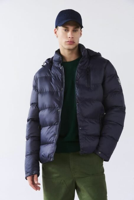 Campera con relleno soft de calce regular con capucha desmontable .Cierre escondido niquel, con cartera y broches. Dos bolsillos en frente con cierre. Composición: 100% poliester. Relleno: 100% poliester. Hecho en China.