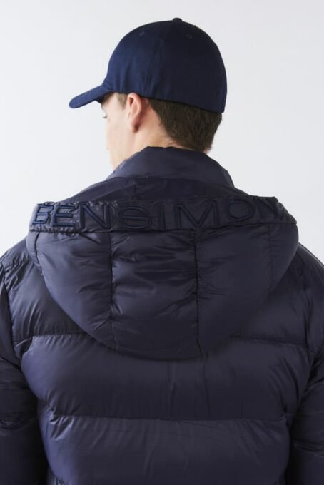 Campera con relleno soft de calce regular con capucha desmontable .Cierre escondido niquel, con cartera y broches. Dos bolsillos en frente con cierre. Composición: 100% poliester. Relleno: 100% poliester. Hecho en China.